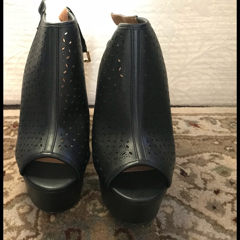Izabella Rue 6” Platform heels - black (NWOT)